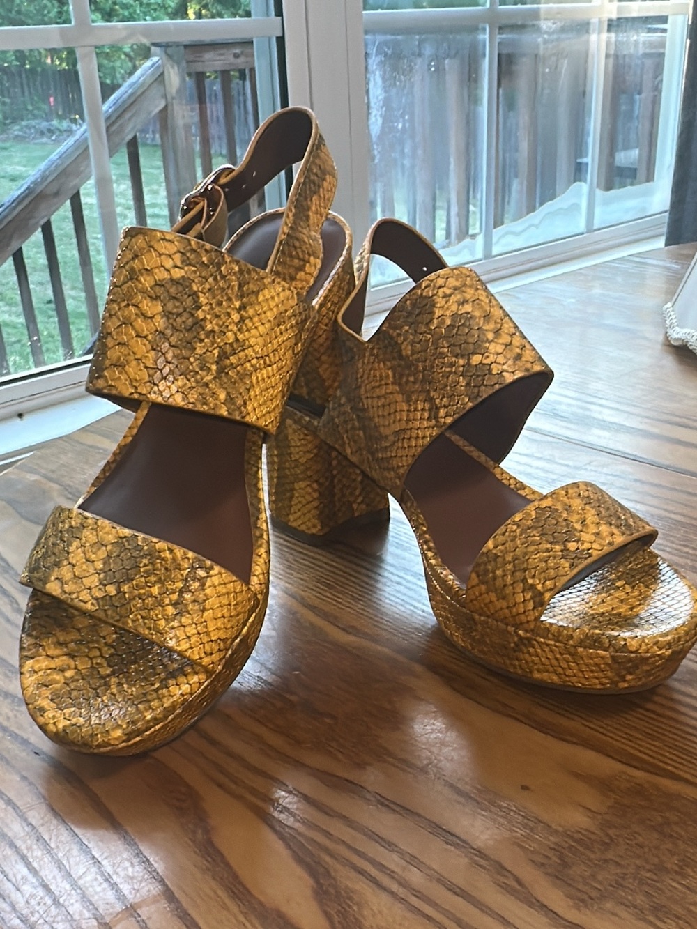 AEROSOLES NWOT Yellow Snake-Print Platform Sandals (shoe20)